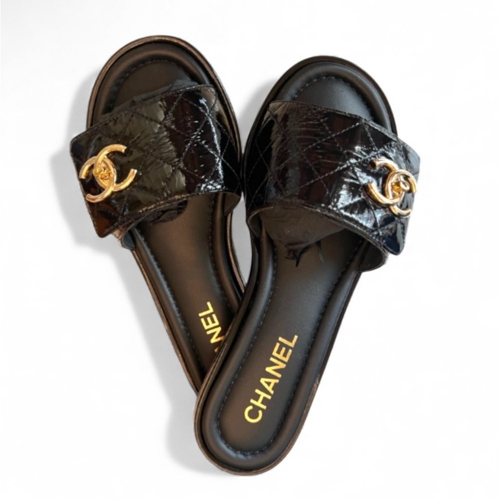 🆕💗CHANEL Black Quilted Patent Slide On Flats Sandals Mules CC Turn Lock GHW 37EU - Picture 2 of 16
